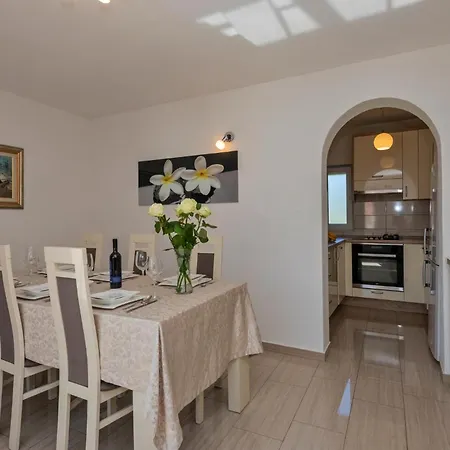 بيت للعطل 4 Bedroom Stunning In *
