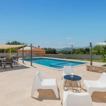 4 Bedroom Stunning In بيت للعطل إيموتسكي