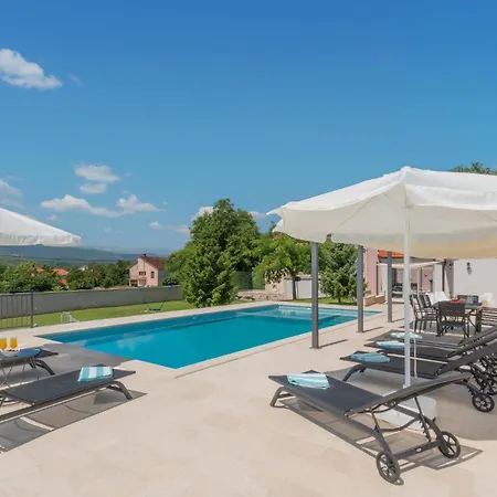 بيت للعطل 4 Bedroom Stunning In