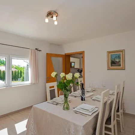 4 Bedroom Stunning In بيت للعطل إيموتسكي