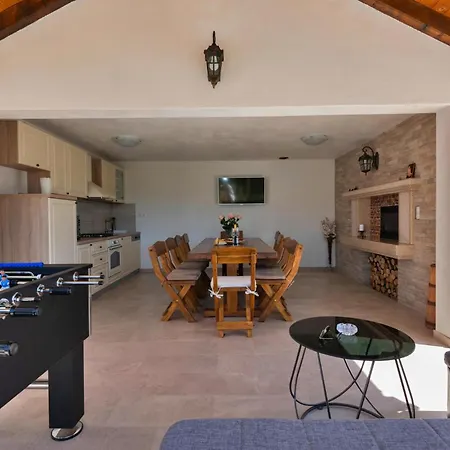 4 Bedroom Stunning In * إيموتسكي