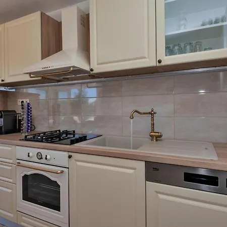 بيت للعطل 4 Bedroom Stunning In إيموتسكي