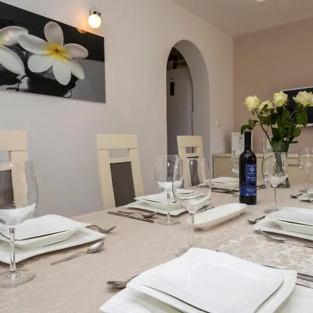 بيت للعطل 4 Bedroom Stunning In إيموتسكي