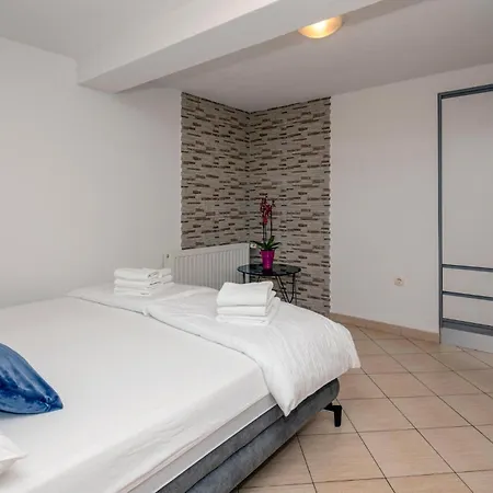 بيت للعطل 4 Bedroom Stunning In *