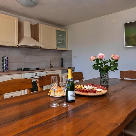 بيت للعطل 4 Bedroom Stunning In *
